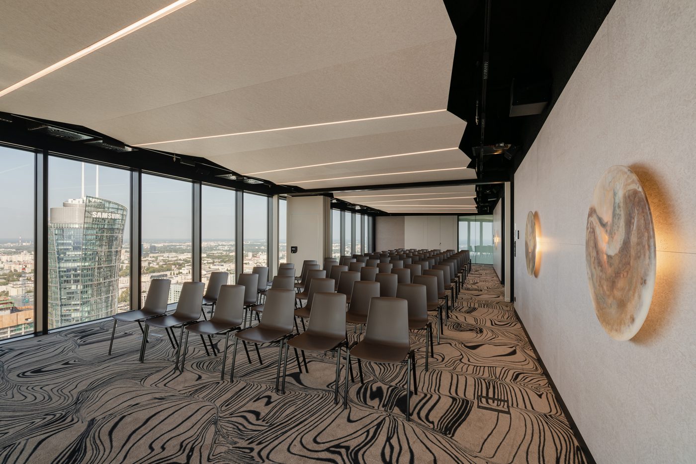 Sala konferencyjna ze światłem dziennym i panoramą Warszawy — LookUp! Events