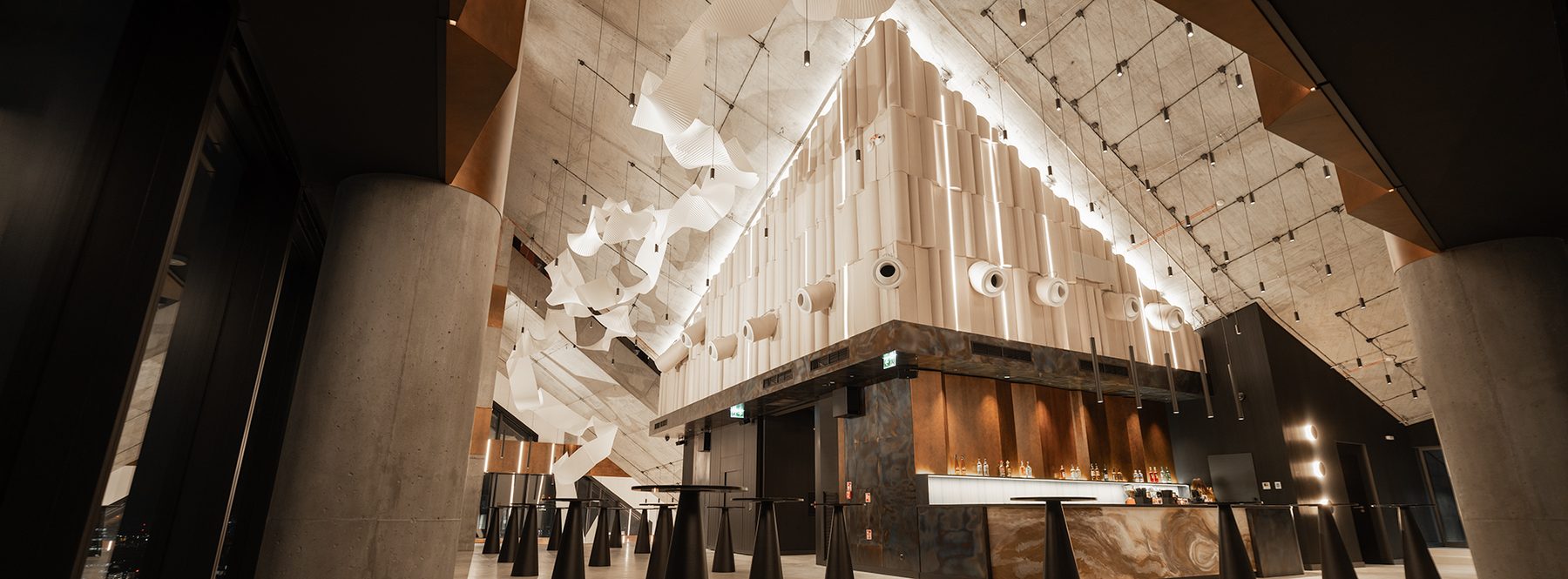 Sufit z falującą wstęgą i bar na 42. piętrze — LookUp! Events
