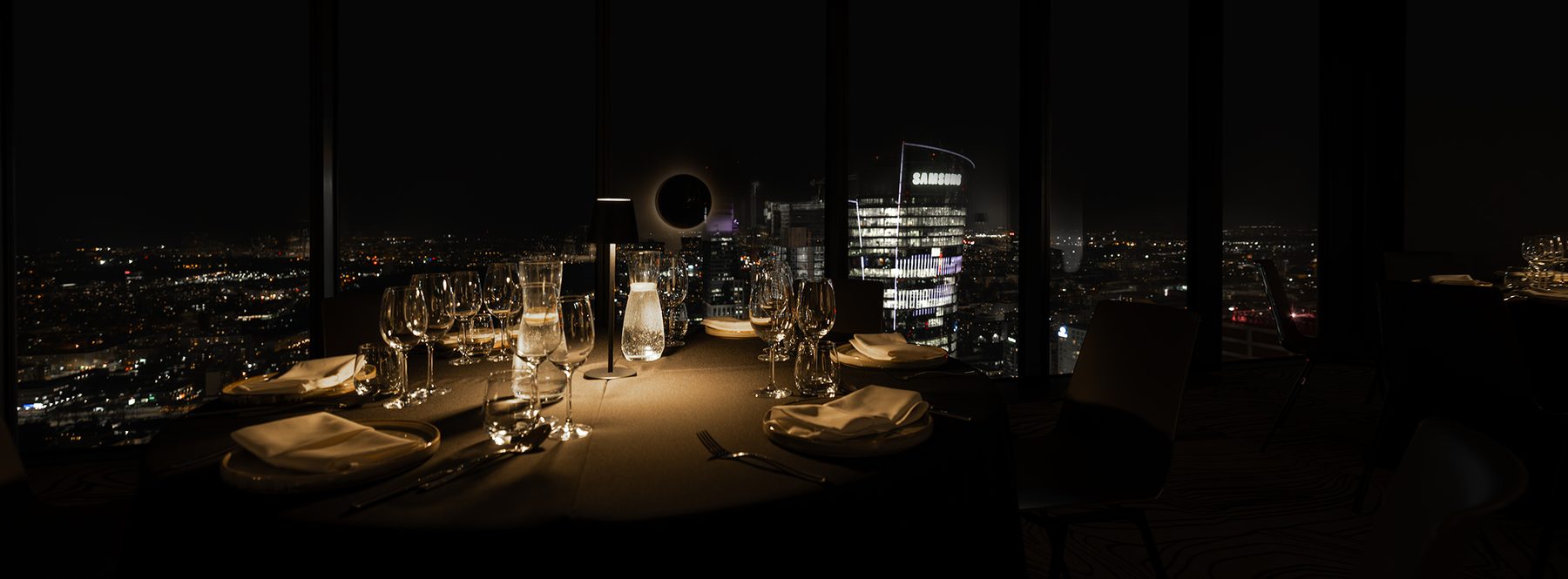 Widok z 41. piętra Skylinera nocą
