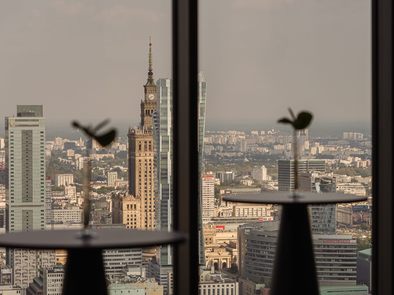 Widok na Pałac Kultury i panoramę Warszawy z przestrzeni eventowej